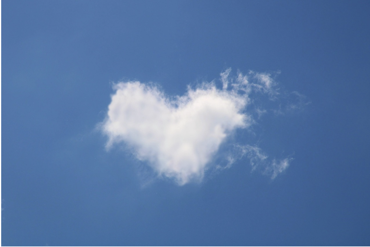 cielo azzurro, nuvola a forma di cuore, speranza